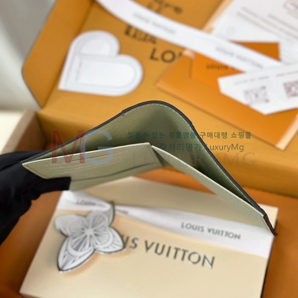 ���̺��� �н���Ʈ Ŀ�� �������� M28640-60